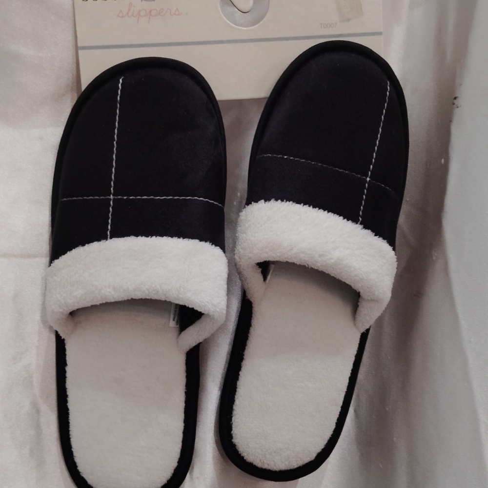 Bobbi Brooks house slippers 10-11